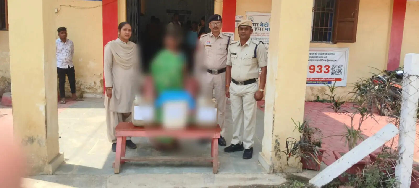 जांजगीर चांपा: अवैध महुआ शराब पर पुलिस की कार्रवाई, 40 लीटर कच्ची शराब के साथ महिला गिरफ्तार
