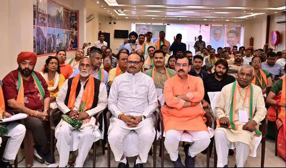 ब्रजेश पाठक ने भाजपा कार्यकर्ताओं के साथ सुनी 'मन की बात'