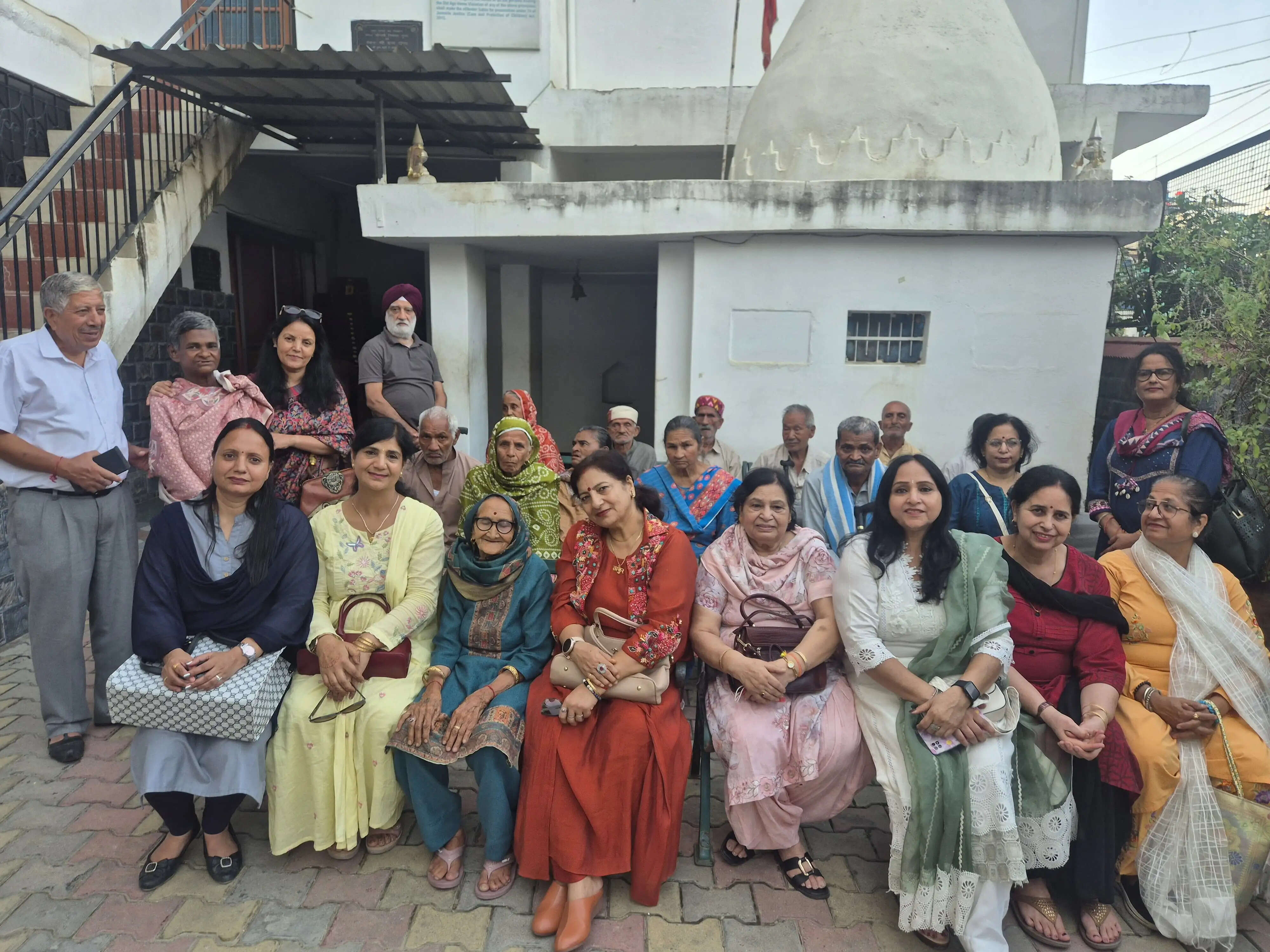 महिला क्लब आर्ट ऑफ लिविंग मंडी ने वृद्ध आश्रम में किया भजन सतसंग
