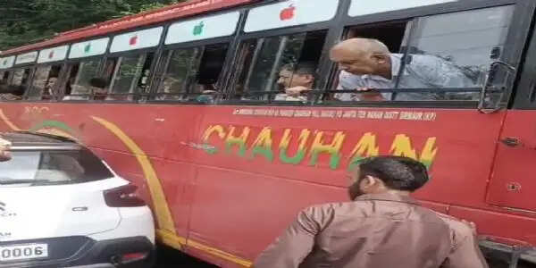 नाहन-कुमारहट्टी नेशनल हाईवे पर निजी बस और कार के बीच टक्कर, दोनों तरफ लगा लंबा जाम