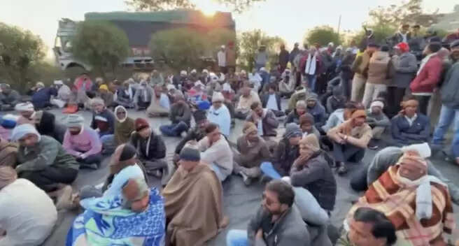 धारः राष्ट्रीय राजमार्ग खलघाट पर चक्का जाम करने पर 1धामनोद पुलिस ने दर्ज किया प्रकरण