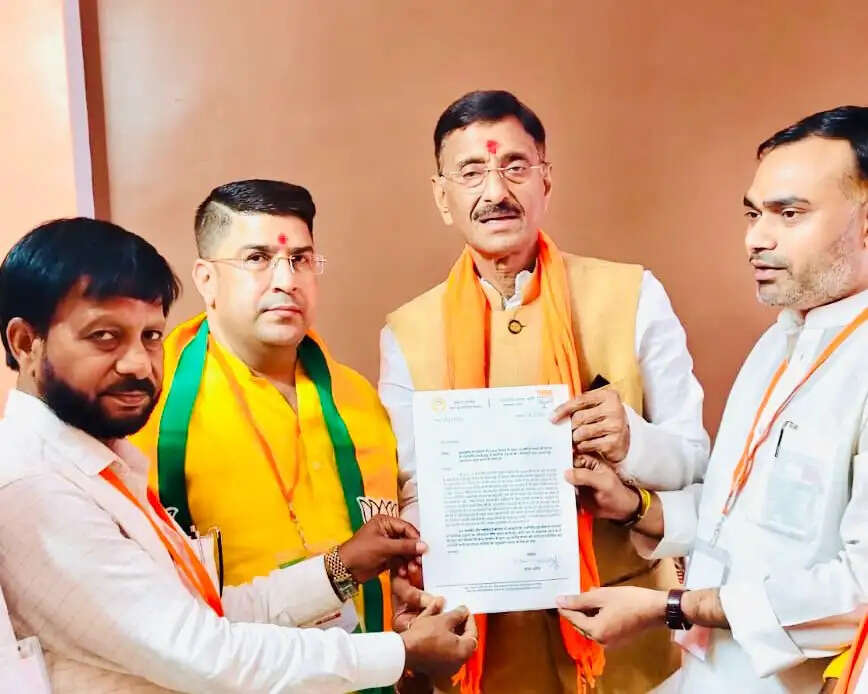 बोकारो एयरपोर्ट को लेकर संजय सेठ को सौंपा ज्ञापन