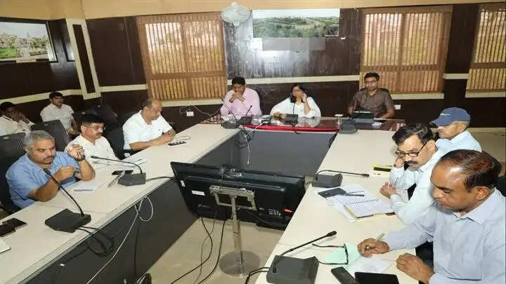 ग्वालियरः गेहूँ उपार्जन में ढिलाई न हो, कलेक्टर ने दिए किसानों को फोन लगाकर जागरूक करने के निर्देश