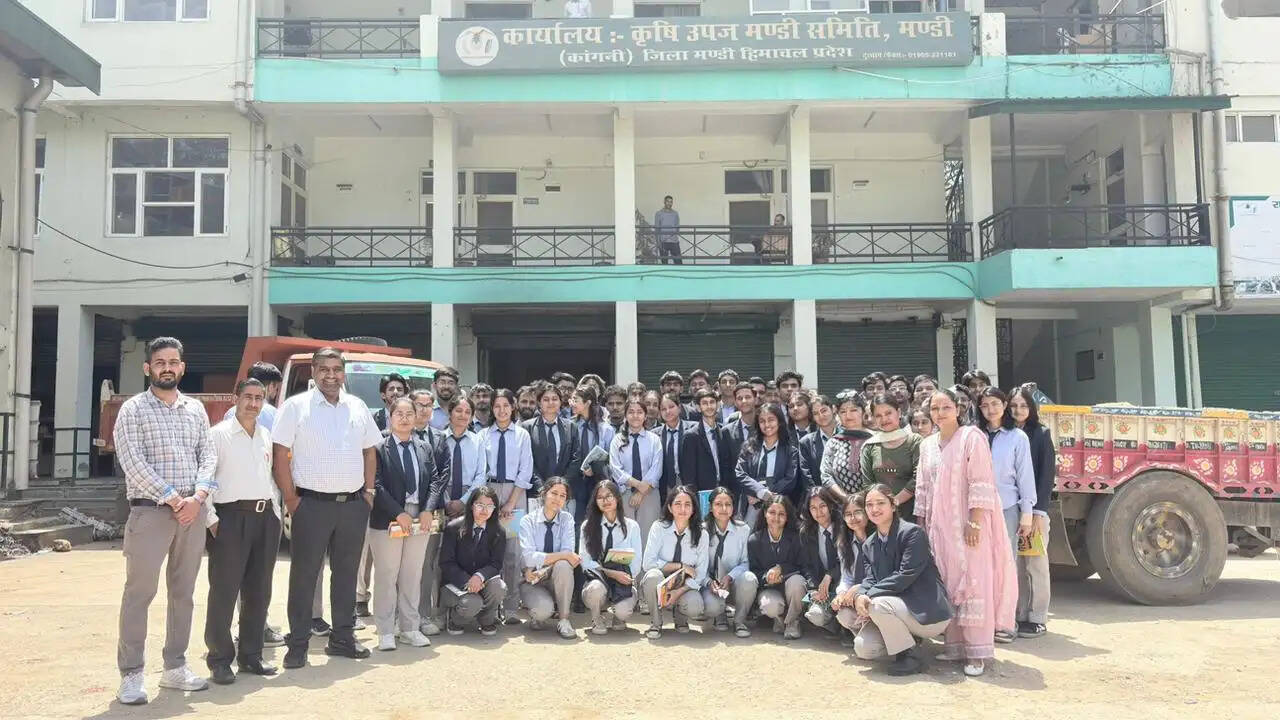 शैक्षिक भ्रमण पर छात्रों ने जानी कृषि उत्पादों के विपणन और भंडारण की प्रक्रिया