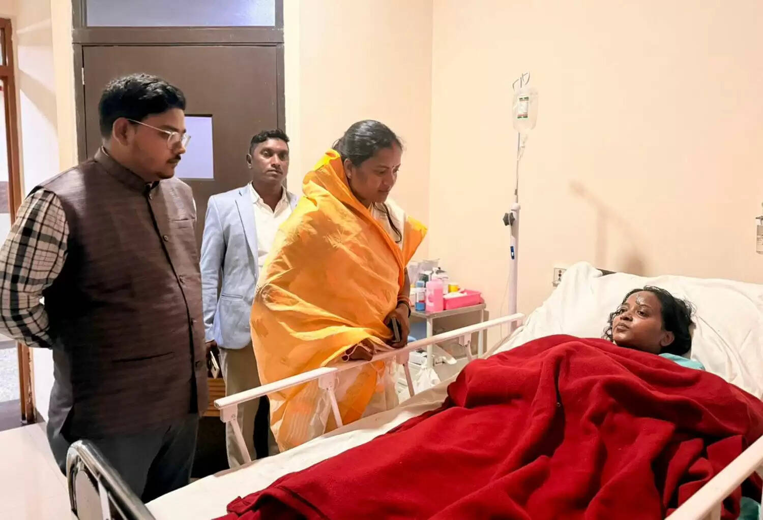 घायल महिला पत्रकार गायत्री सिंह का हालचाल जानने अस्पताल&nbsp;पहुंचीं मंत्री लक्ष्मी राजवाड़े