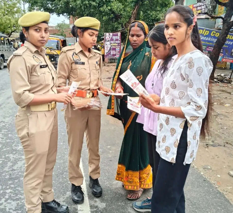 देवरिया: मिशन शक्ति अभियान के तहत महिलाओं-बालिकाओं को किया जागरूक, हेल्पलाइन नंबरों की दी जानकारी