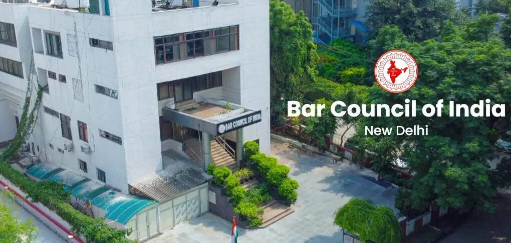 बीसीआई चेयरमैन मनन मिश्रा के इस्तीफे की मांग तेज, वकीलों का प्रदर्शन