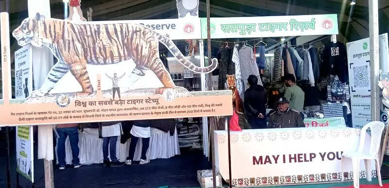 अंतरराष्ट्रीय वन मेले में दुर्लभ जड़ी-बूटियों के स्टॉल्स पर उमड़ी सैलानियों की भीड़