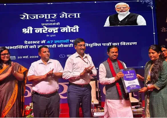 युवाओं के सपनों को नई उड़ान देने का माध्यम बन रहे रोजगार मेले : बी.एल.वर्मा
