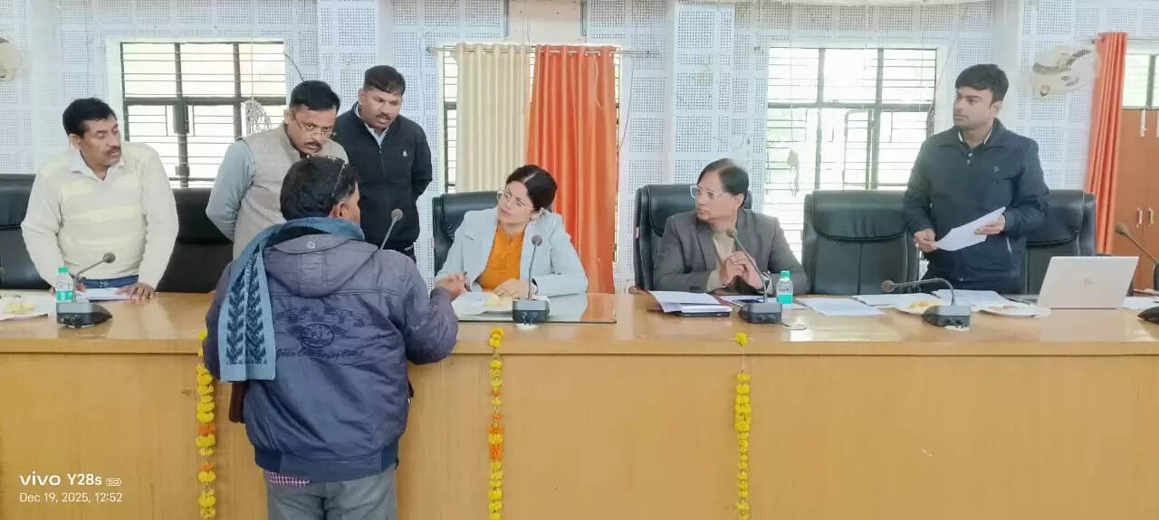 जिलाधिकारी ने फसल बीमा की रिजेक्टेड पॉलिसियों को सत्यापित कराने के दिए निर्देश