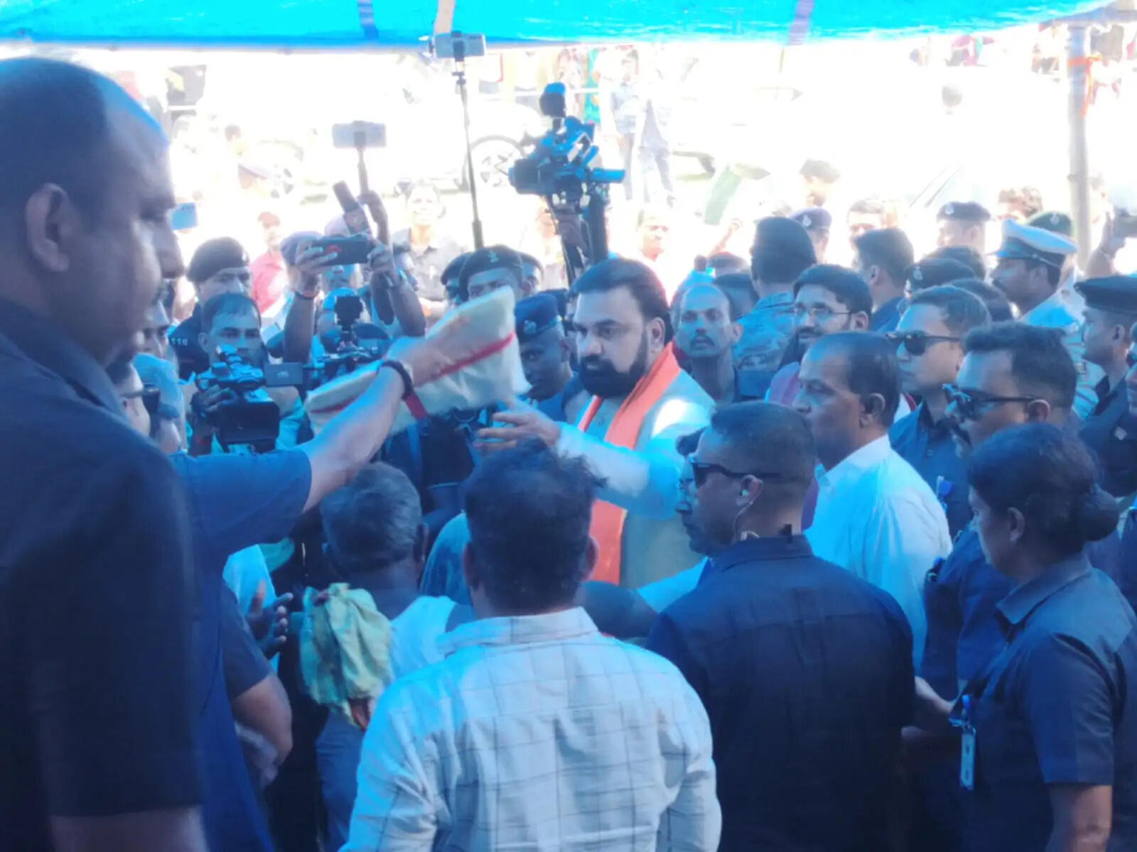 सोनपुर में बाढ़ पीड़ितों के बीच पहुंचे मुख्यमंत्री सम्राट चौधरी, पीड़ितों के साथ किया भोजन