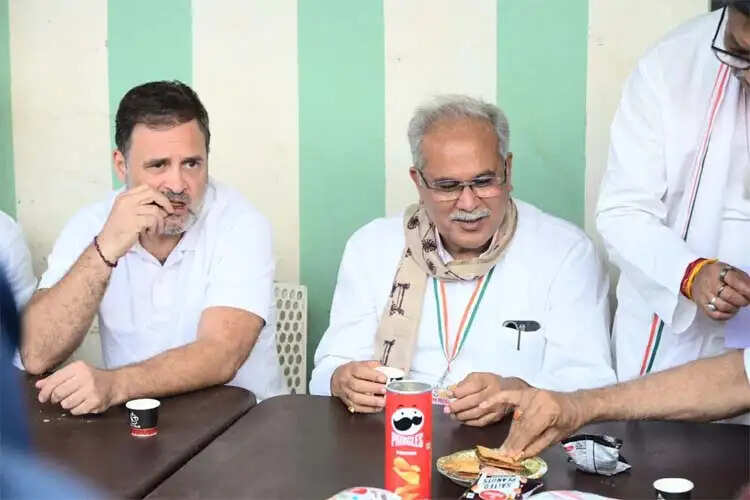 राहुल गांधी अचानक पहुंचे मैगी पॉइंट, चाय-मैगी का उठाया लुत्फ