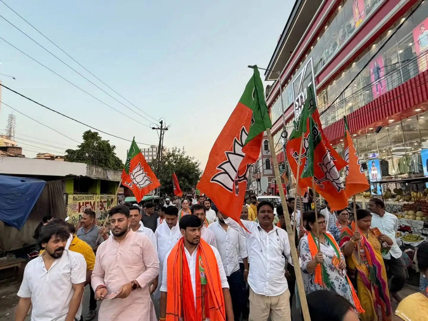 भाजपा कार्यकर्ताओं ने बांकीपुर विधानसभा में&nbsp;चलाया&nbsp;डोर-टू-डोर जनसंपर्क