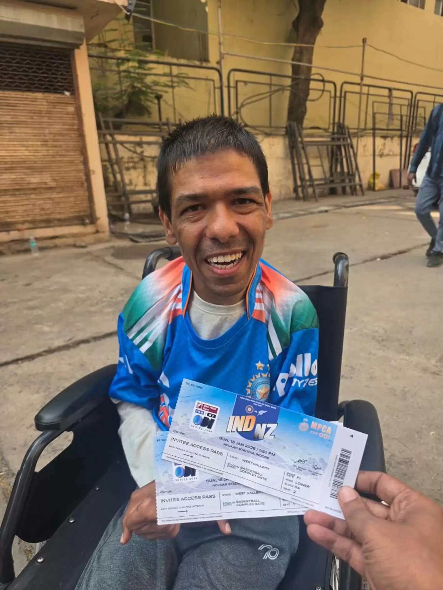 बमनापाति के अभिषेक को मिला इंदौर वन-डे क्रिकेट मैच देखने का मौका