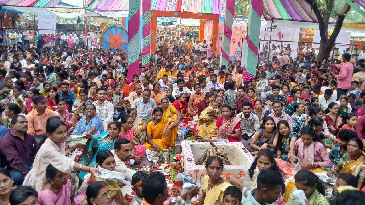 अष्टमी पर देवी मंदिरों में हुआ हवन-पूजन, अंगारमोती मंदिर में उमड़े श्रद्धालु