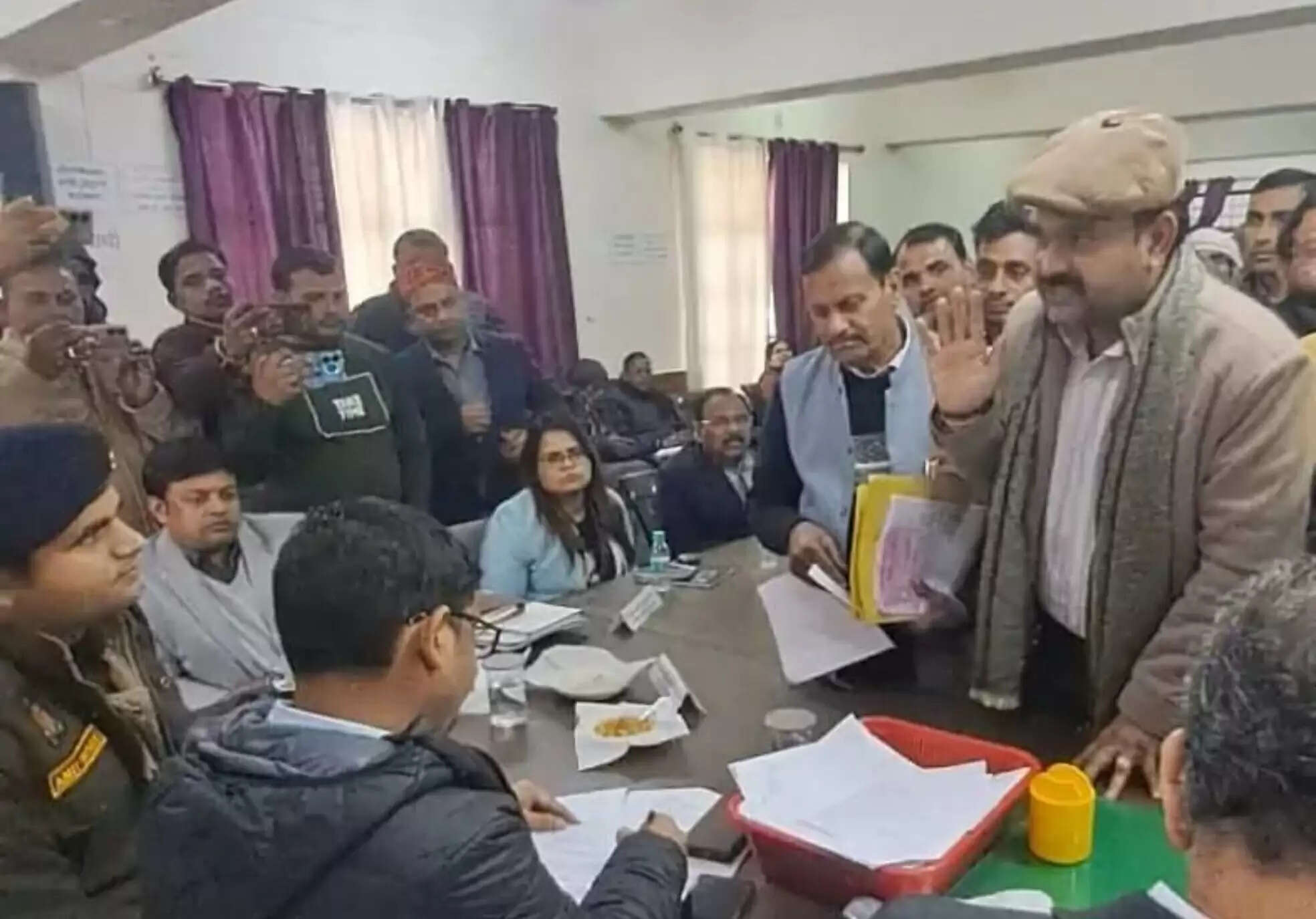 हाईवे पर डिवाइडर कट बंद हाेने का व्यापारियाें ने जताया विराेध, व्यापार प्रभावित न हाेने का एसडीएम ने दिया आश्वासन