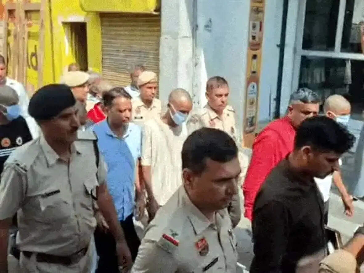 हिसार : मंथली मांगने वाले पांच बदमाशों की पुलिस ने कराई परेड़ व निशानदेही