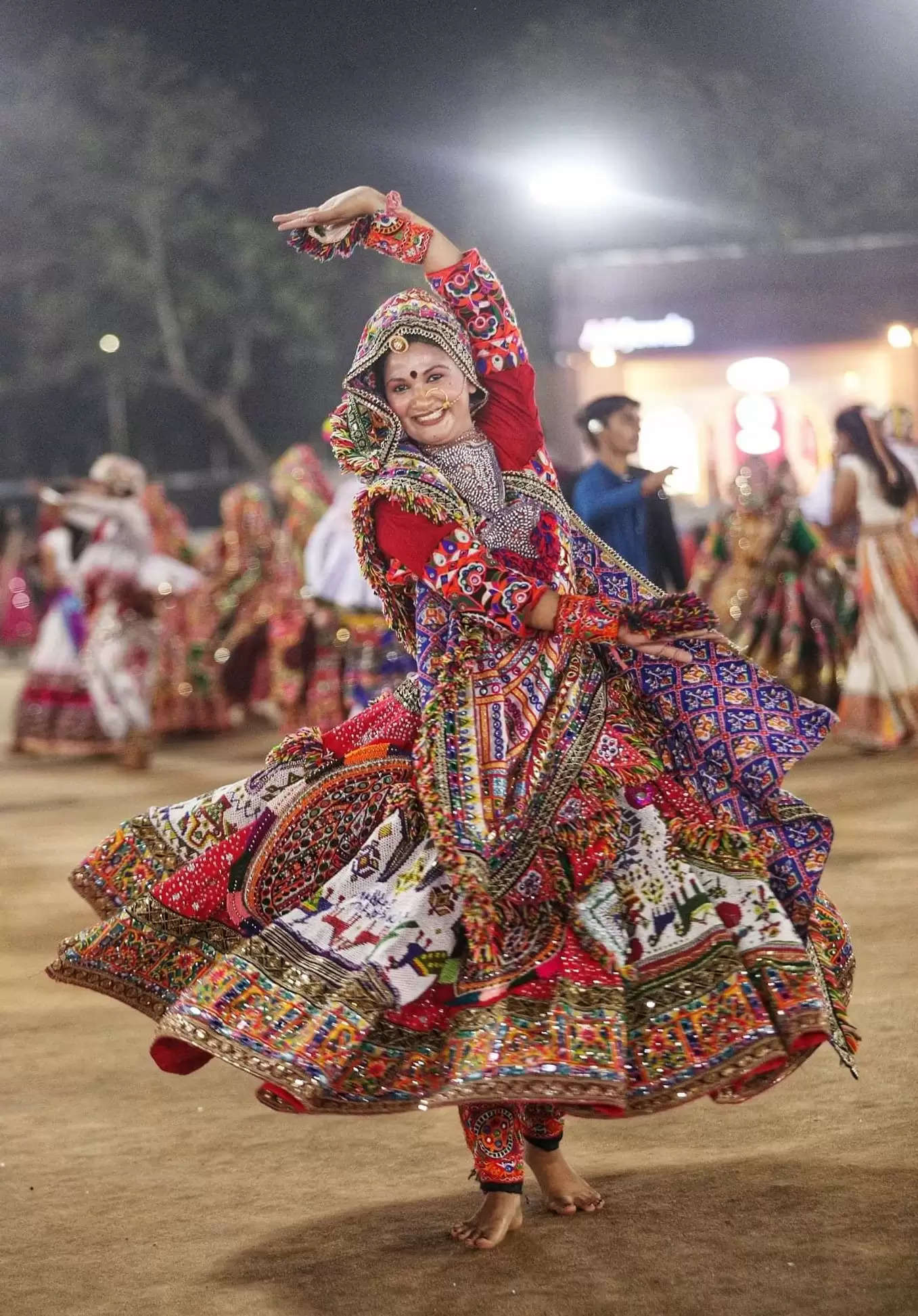 परमाणु और अर्धचालक प्रौद्योगिकी में दुनिया के अग्रणी विशेषज्ञ फी लॉन्ग ने गांधीनगर में खिलाड़ियों से गरबा खेला