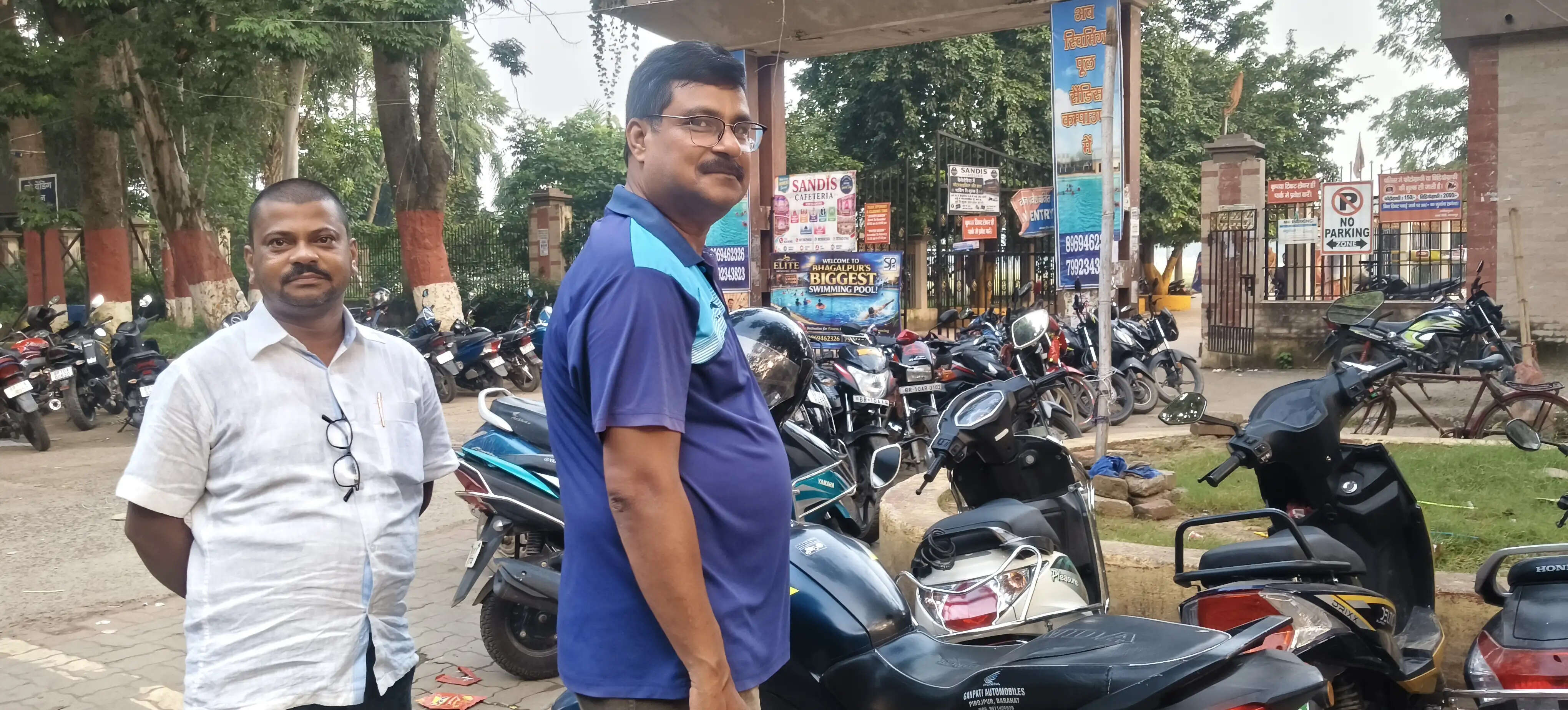 सैंडिस कंपाउंड में वाहन पार्किंग शुल्क से बढ़ी परेशानी, हो रही हेलमेट और बाइक चोरी