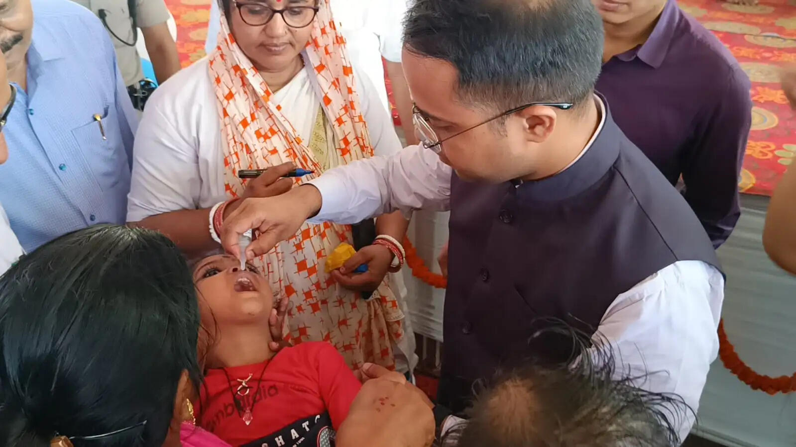 सारण में पल्स पोलियो अभियान का हुआ शुभारंभ, जिलाधिकारी ने बच्चे को पिलाई दवा