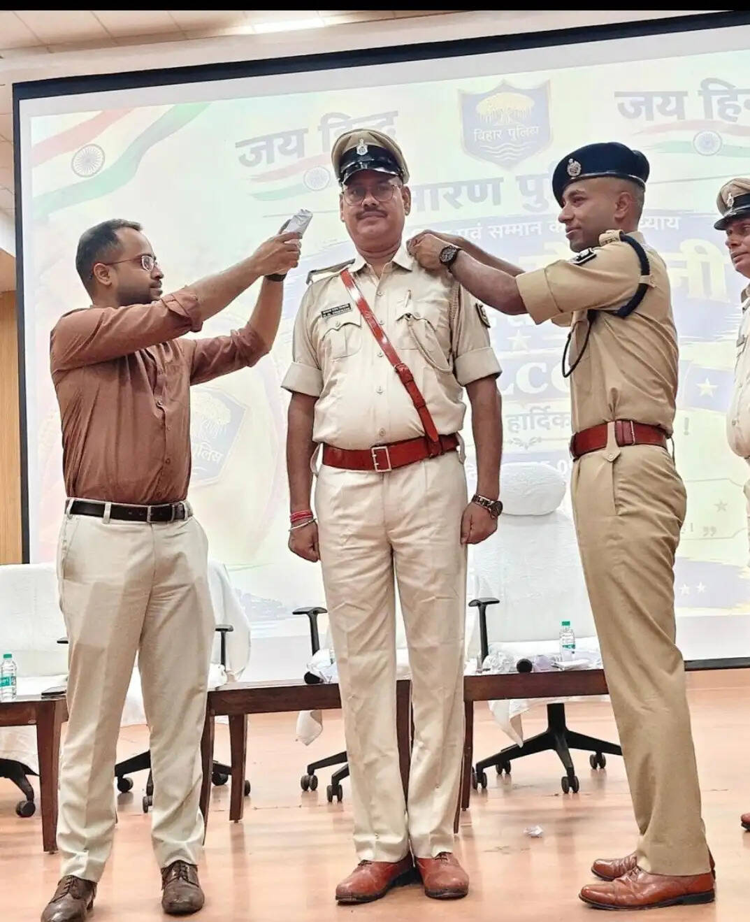 छपरा में 124 पुलिस कर्मियों को मिली पदोन्नति, पिपिंग सेरेमनी में लगाए गए नई रैंक के बैच