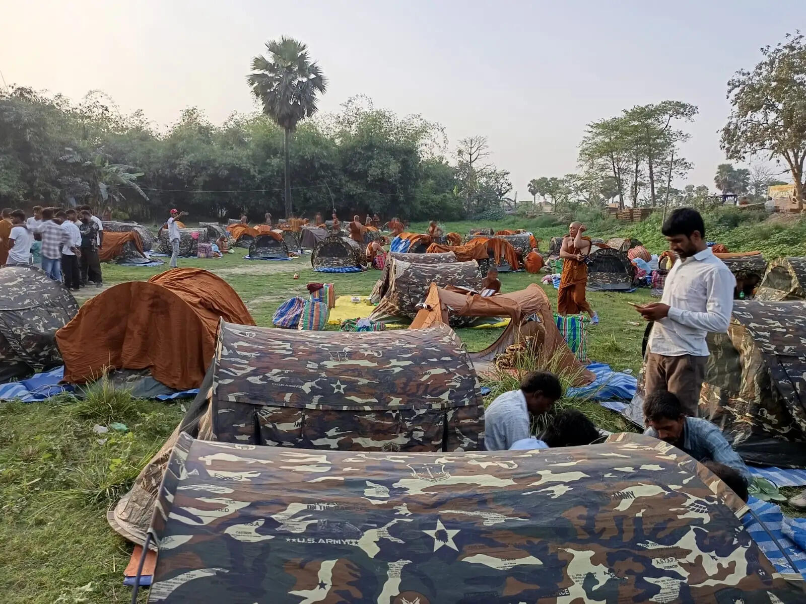 बौद्ध भिक्षुको का जत्था भ्रमण के दौरान पहुचा मंगलापुर