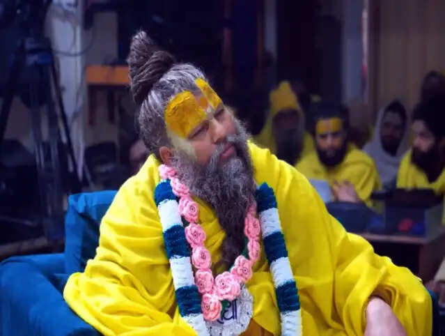 प्रेमानंद महाराज के दुर्लभ दर्शन को उमड़ा आस्था का सैलाब, राधाष्टमी पर केलि कुंज में गूंजा ‘राधे-राधे’