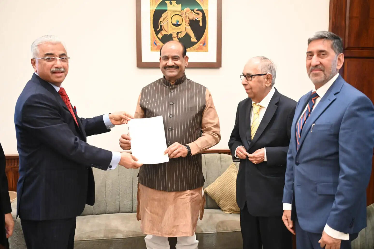 न्यायाधीश जांच समिति ने लोकसभा अध्यक्ष को सौंपी अपनी रिपोर्ट
