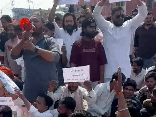 भोपाल में डेयरी से गोवंश के अवशेष मिलने पर बवाल, 3 गिरफ्तार, विरोध के बाद डेयरी तोड़ी