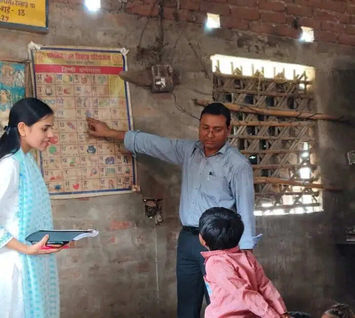 आंगनबाड़ी केंद्रों का डीडीसी ने किया औचक निरीक्षण, बच्चों को पढ़ाया ककहरा और पहाड़ा