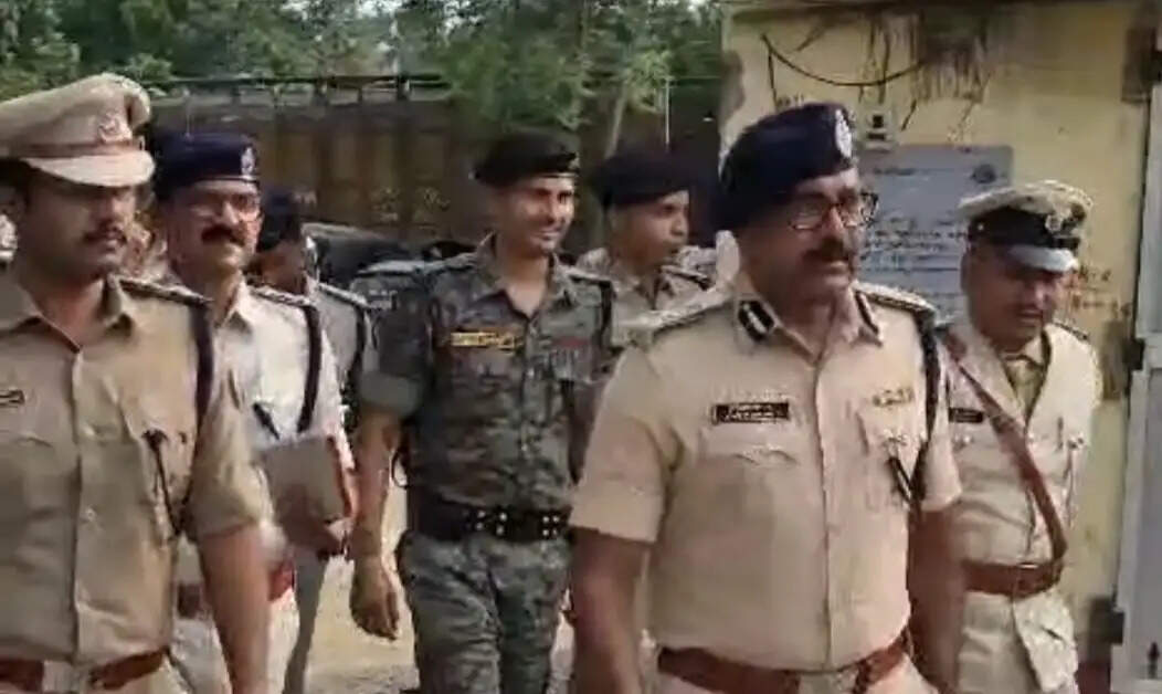 आईजी विवेकानंद ने कुरसेला थाने का किया औचक निरीक्षण, लापरवाही बरतने वालों को दी सख्त चेतावनी