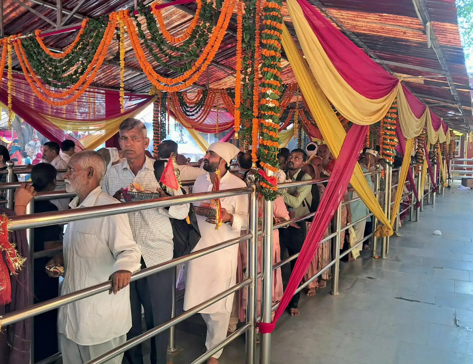 शारदीय नवरात्रि के पांचवें दिन बालासुंदरी मंदिर में 3500 भक्तों ने टेका माथा