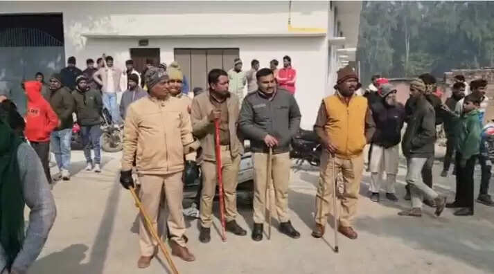 संभल : सरकारी खाद के गड्ढों पर बने मकानों पर चला बुलडोजर