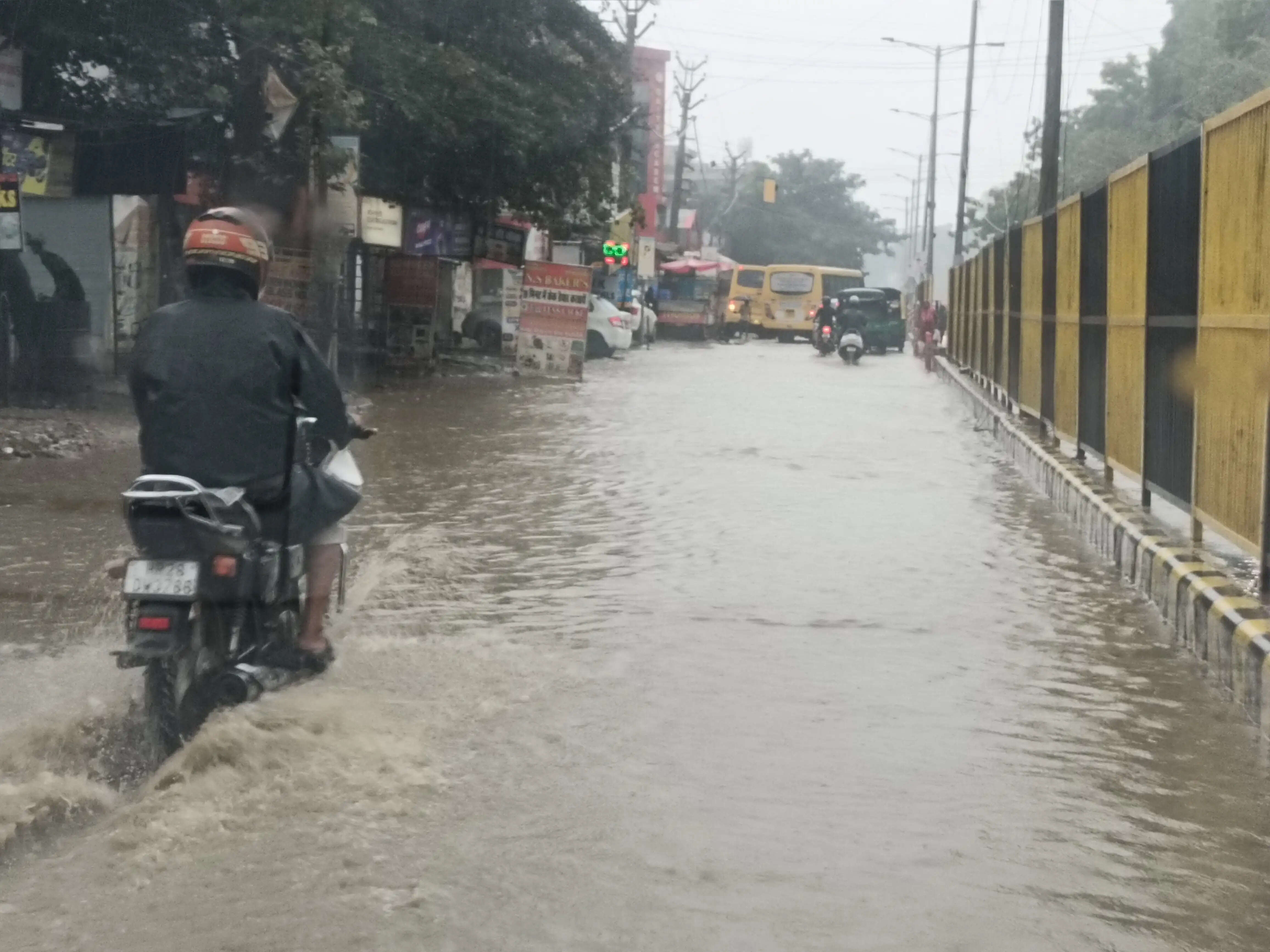 गुरुग्राम पुलिस ने बारिश में कॉर्पोरेट कर्मचारियों को दी वर्क फ्रॉम होम की सलाह