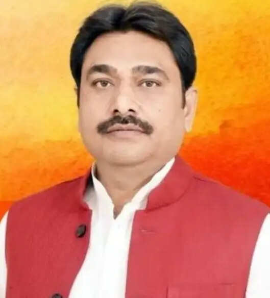 बबीना विधायक राजीव सिंह पारीछा ने सभी विधायक प्रतिनिधियों को दायित्वों से किया मुक्त