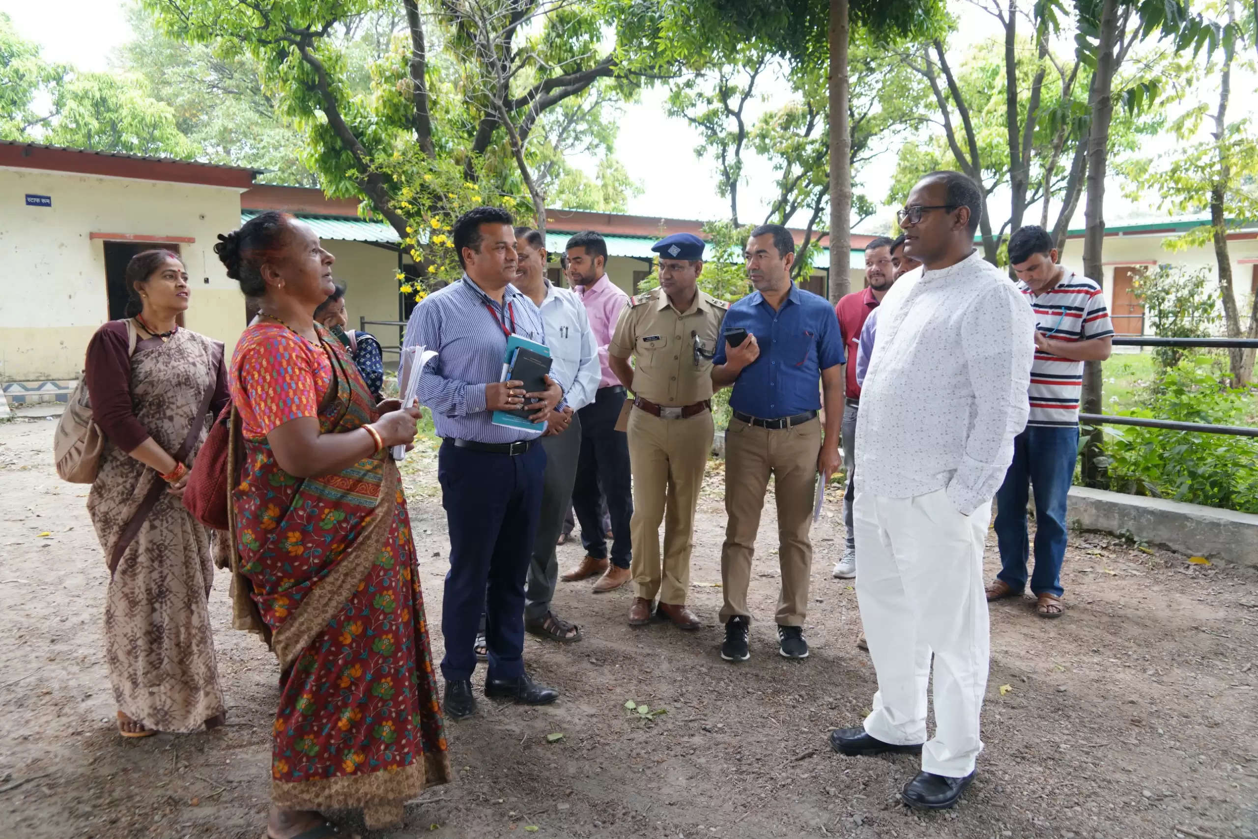 मुख्य निर्वाचन अधिकारी ने पोलिंग बूथ का किया निरीक्षण, ली जानकारी