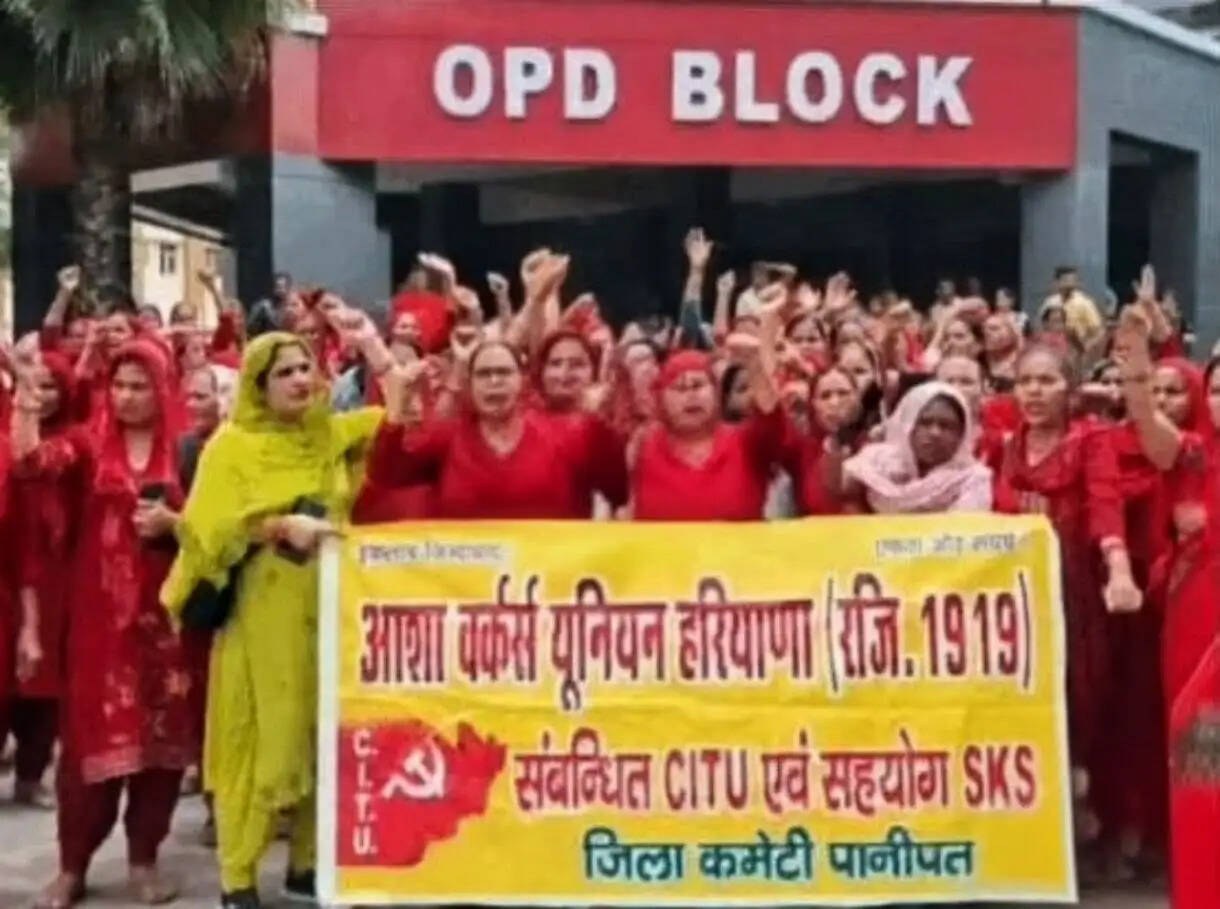 पानीपत: मांगे न मानने पर आशा वर्करों ने सीएमओ कार्यालय के बाहर प्रदर्शन