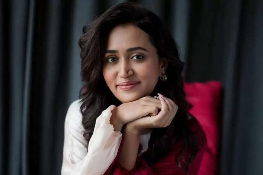 'पंचायत' फेम एक्ट्रेस ने इंडस्ट्री में 'बाहरी' होने पर जताया दुख