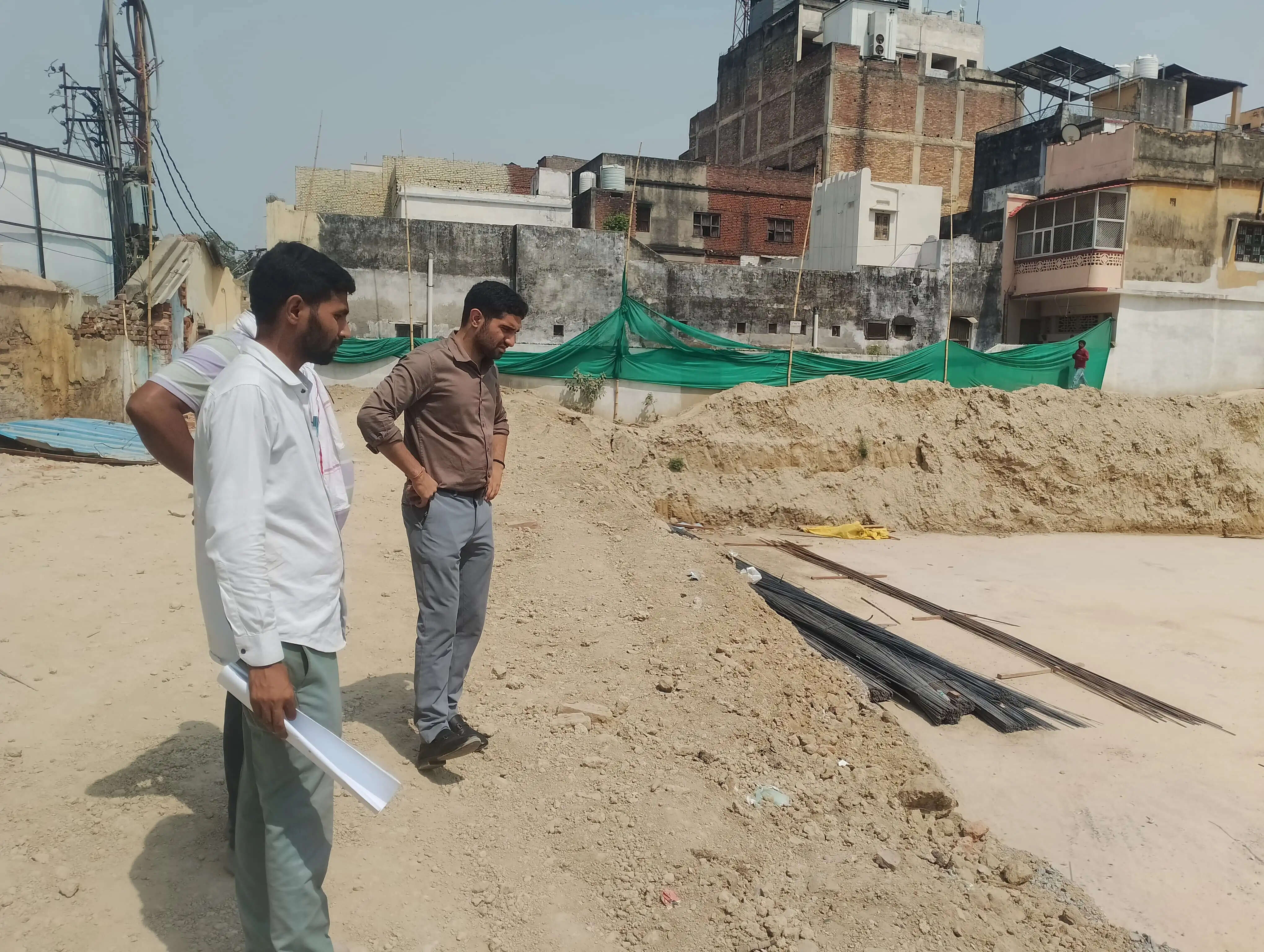 वाराणसी : लहुराबीर में बन रहे कॉमर्शियल मार्केट कॉम्प्लेक्स का नगर आयुक्त ने लिया जायजा