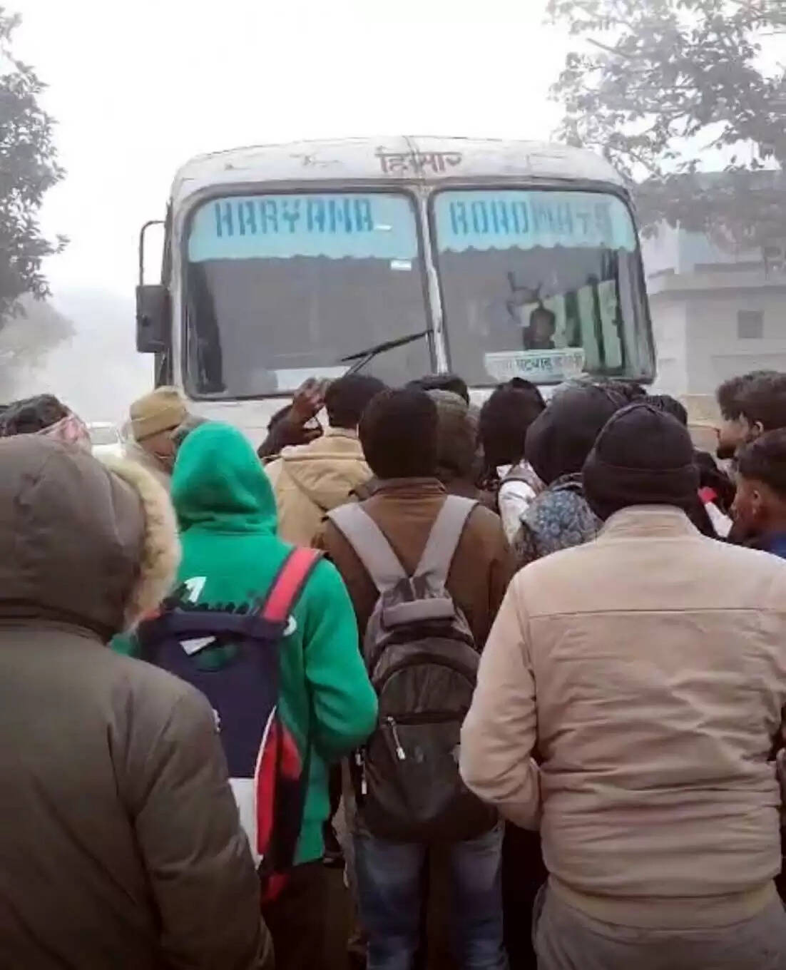हिसार : गुस्साए छात्रों ने रोकी रोडवेज बसें, डेढ़ घंटे प्रभावित रहा यातायात