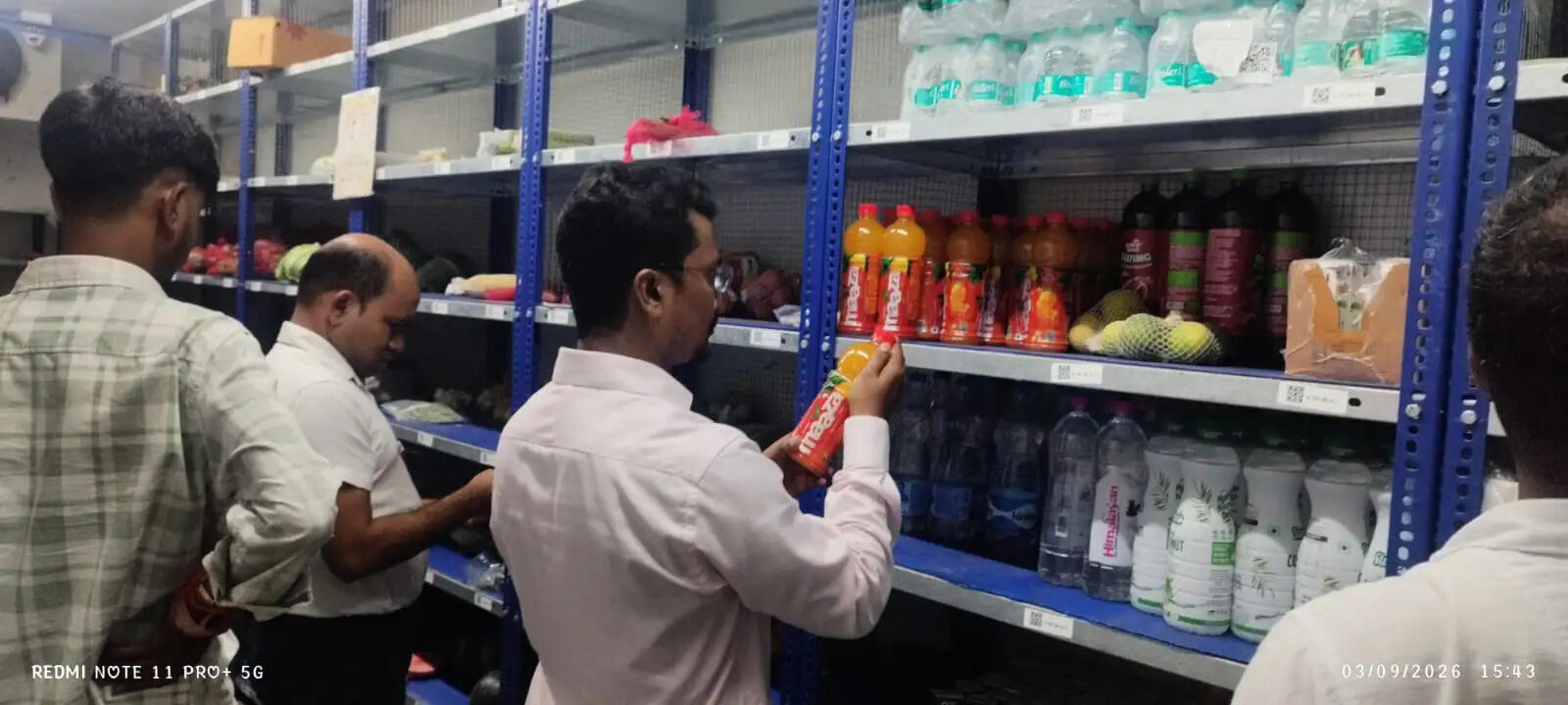 फैमिली मार्ट में मिले 10 हजार एक्सपायर कोल्ड ड्रिंक