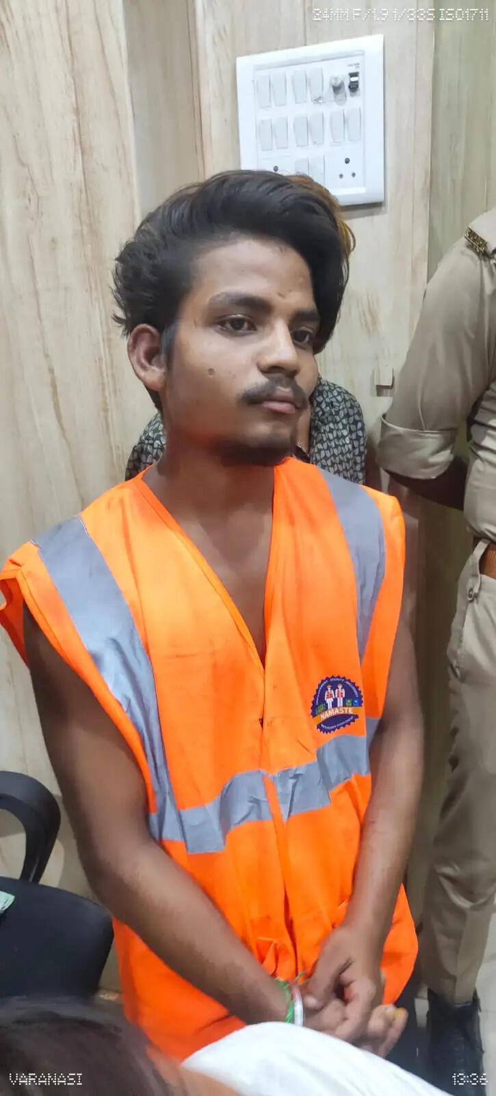 वाराणसी: काल भैरव क्षेत्र में सरकारी सीवर चेंबर से छेड़छाड़ करते युवक पकड़ा गया