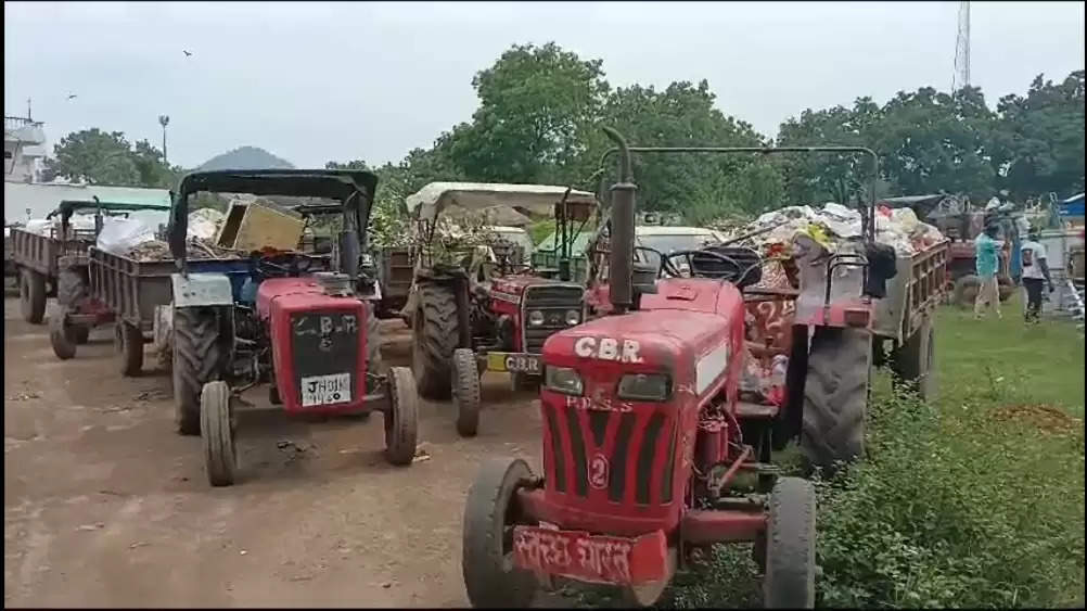 ठेकेदारों और कर्मचारियों की लापरवाही से प्रदूषित हो रहा वातावरण, ग्रामीणों ने किया विरोध