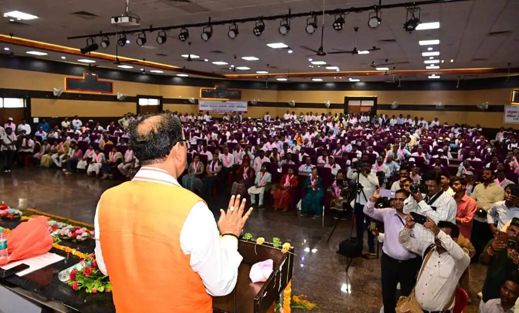 शिक्षित भारत निर्माण में शिक्षकों की भूमिका अतिमहत्वपूर्ण: केशव प्रसाद मौर्य