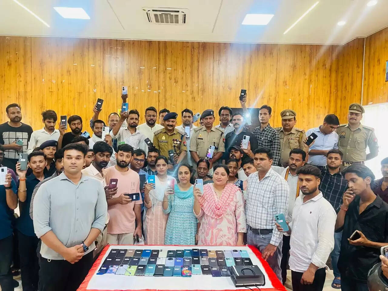 पुलिस ने गुम हुए 22 लाख रुपये कीमत के सौ मोबाइल बरामद कर स्वामियाें काे लौटाए
