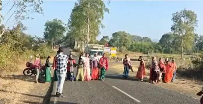 अनूपपुर: सड़क पर थिरकते कदम, ढोल-नगाड़ों की गूंज : राजेन्द्रग्राम में छेरछेरा महोत्सव का रंगीन नजारा प्रकट हुआ