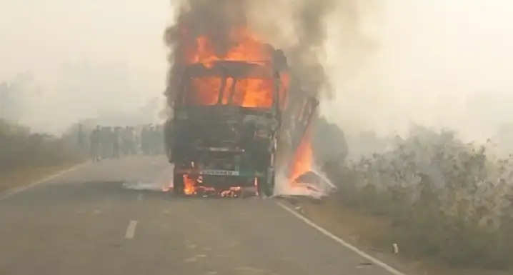 ट्रक की टक्कर से बाइक सवार की मौत,ट्रक में लगी लाग