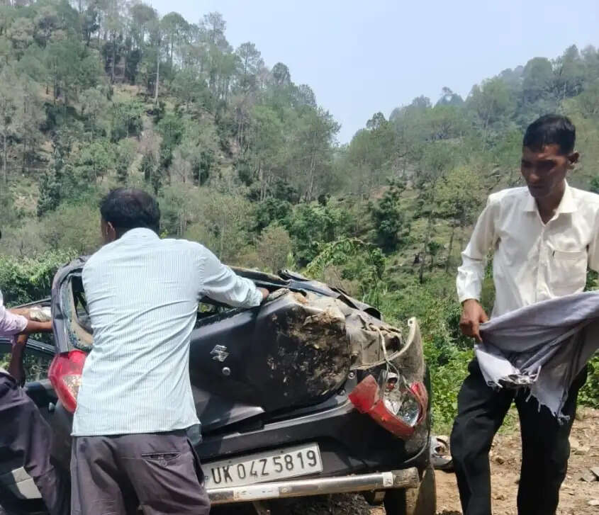 लमगड़ा में खाई में गिरी कार, चार की मौत, दाे घायल