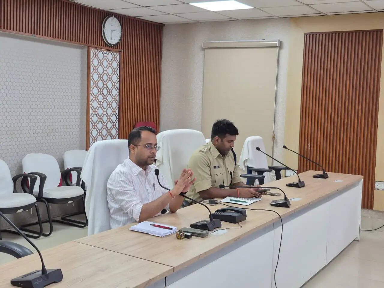 सारण में मुकदमों के त्वरित निष्पादन के लिए हुई बैठक