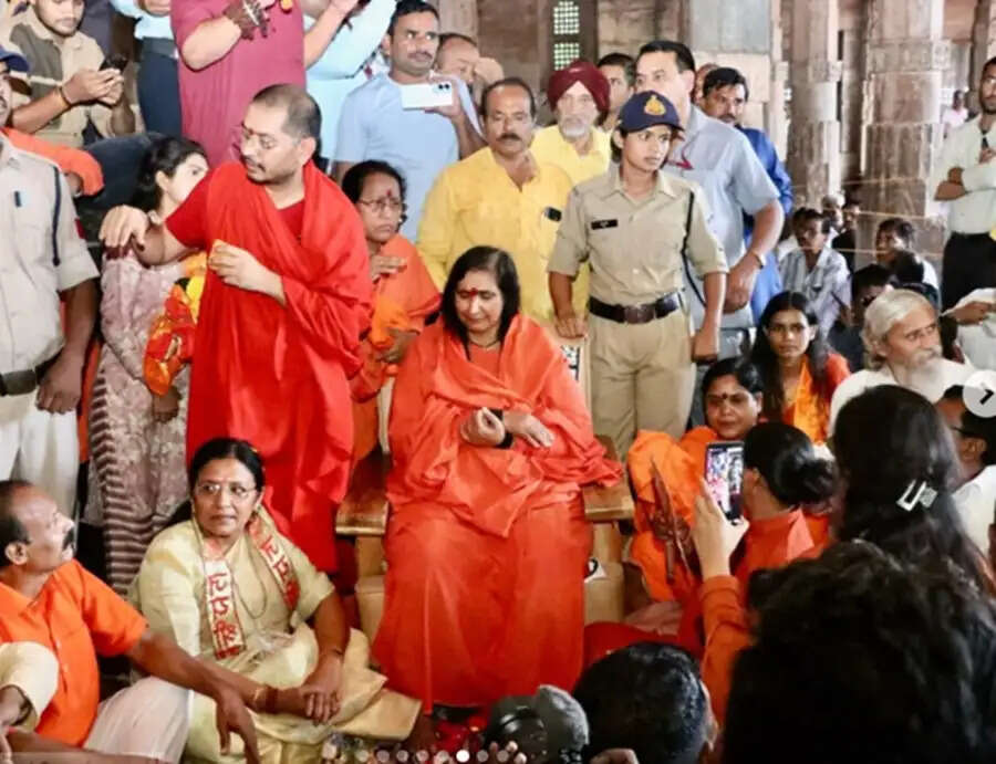 साध्वी ऋतंभरा ने मप्र के धार स्थित भोजशाला में किए मां वाग्देवी के दर्शन, बोलीं- 'लौटेगा राजा भोज का वैभव'